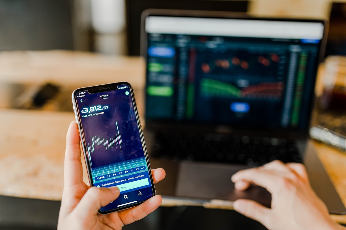 Guarda, segmenta y mueve contactos con listas de Company Finder